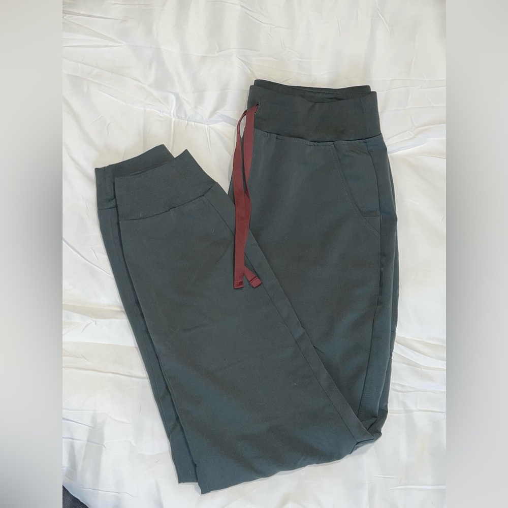 FIGS women’s Zamora jogger scrub pants